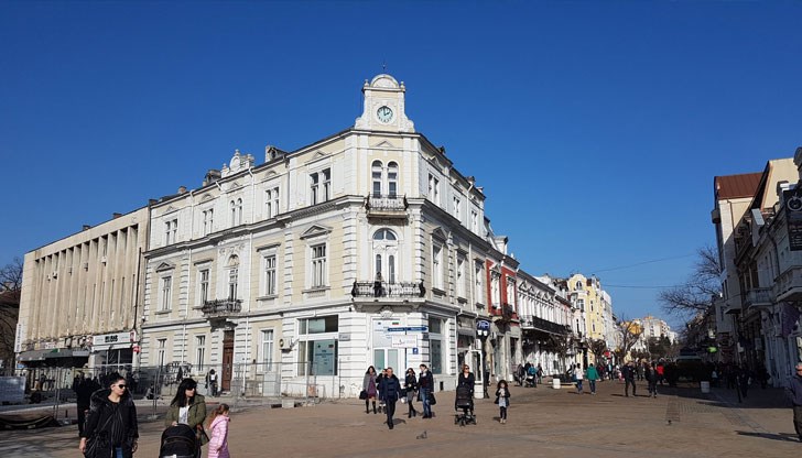 Има сигнали за паднали клони и ламарини, съборени са оградни пана