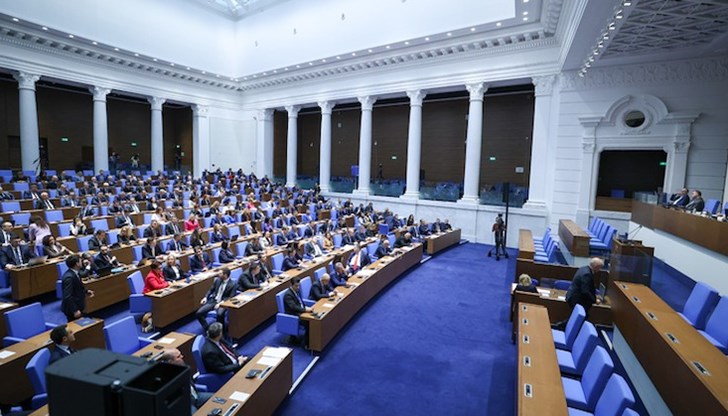 Гледам днес приемането на поправките в Конституцията - Борисов пъргаво се изправя, Пеевски - почти скача – като котарак, а Кирил Петков е сякаш взрян някъде в бъдещето, пише писателят Николай Милчев Гледам днес приемането на поправките в Конституцията - Борисов пъргаво се изправя, Пеевски - почти скача – като котарак, а Кирил Петков е сякаш взрян някъде в бъдещето, пише писателят Николай Милчев