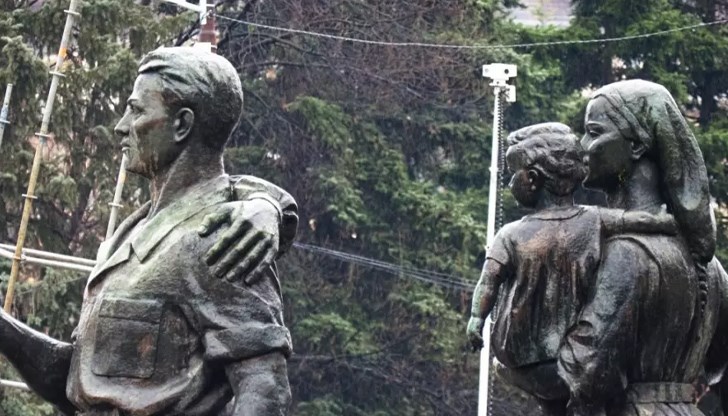 През нощта отрязаните елементи на паметника бяха превозени до халетата в село Лозен През нощта отрязаните елементи на паметника бяха превозени до халетата в село Лозен