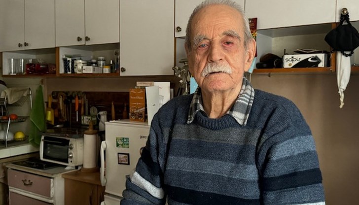 Христо Стоилов е роден на 14 септември 1923 година в пловдивското село Свежен Христо Стоилов е роден на 14 септември 1923 година в пловдивското село Свежен