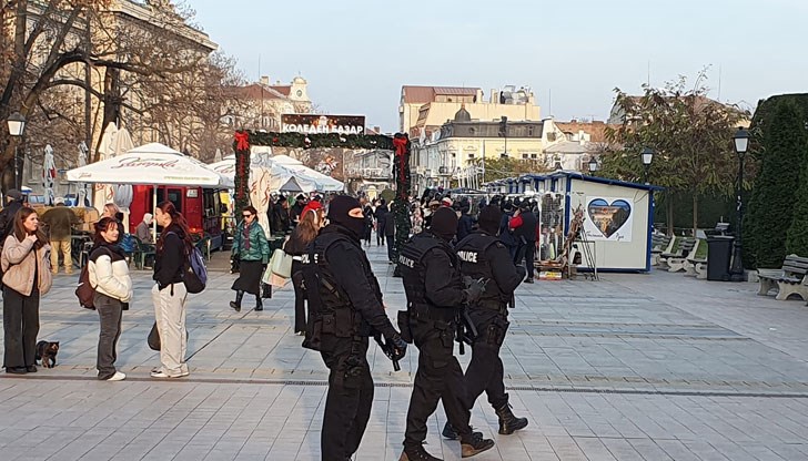 Полицейските служители осъществяват антитерористично патрулиране