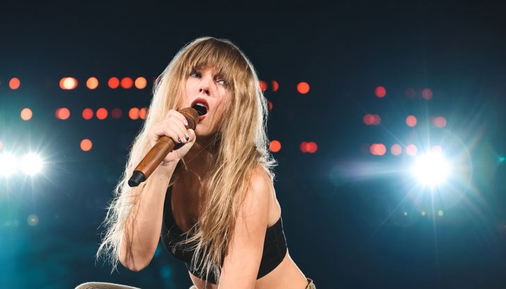 Певицата отвя крал Чарлз III и Барби Певицата отвя крал Чарлз III и Барби