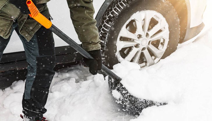 Почистването на сняг е тежка дейност, която допълнително натоварва сърцето, и хората със сърдечносъдови заболявания в крайна сметка е по-добре да не се заемат с нея