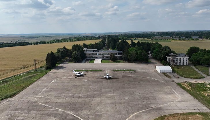 Операторът на летището внесе документи за сертифицирането му за граждански полети. То бе и модернизирано