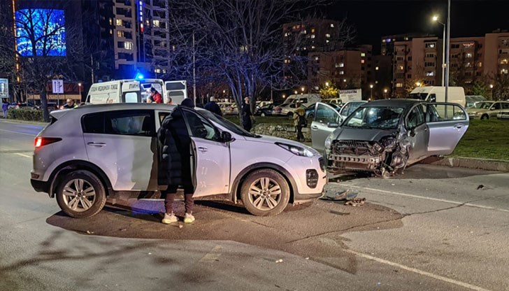 Четири автомобила се удариха на булевард Пещерско шосе