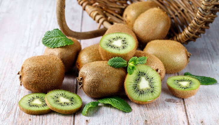 Кивито е малък, но мощен плод, който предлага редица ползи за здравето, особено за жените