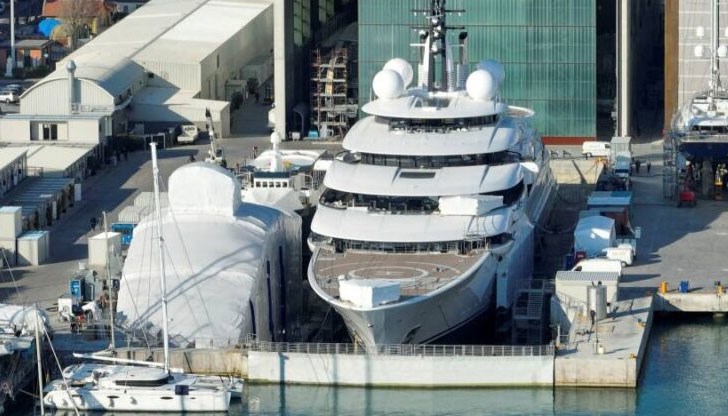 Огромният и луксозен плавателен съд е отишъл на поддръжка в корабостроителница