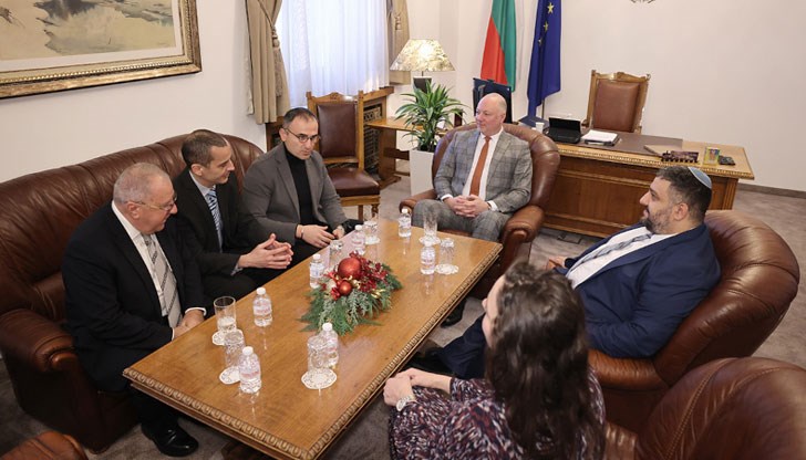 Те го поздравиха по повод Празника на светлината Ханука и Рождество Христово