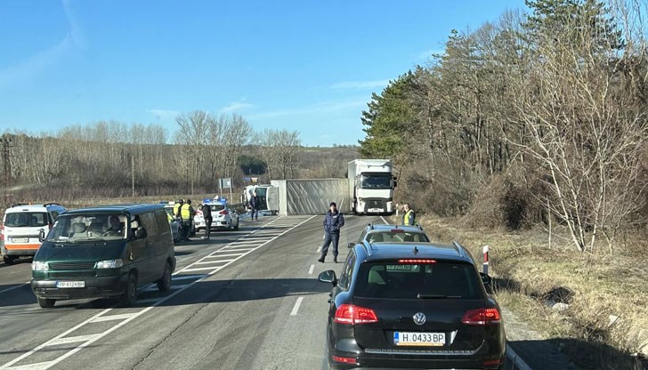 Трафикът се осъществява в една лента Трафикът се осъществява в една лента