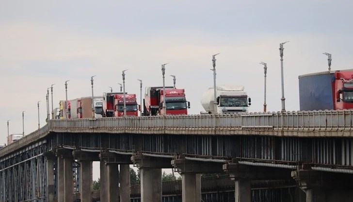 На границата с Румъния трафикът е интензивен за товарни автомобили на пунктовете "Кардам" и "Русе" на изход от страната