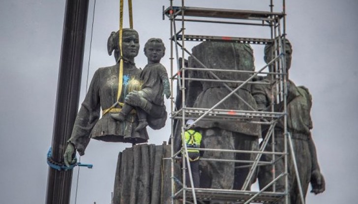 Демонтажът си върви на фона на политически протести