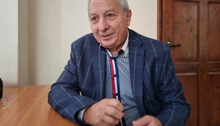 Това ударно променяне на Конституцията е абсолютен порок. Такова нещо цивилизованият свят не познава, заяви  бившият служебен премиер