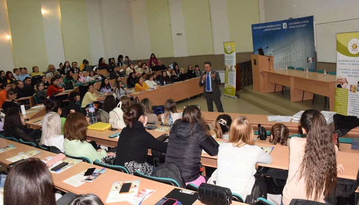 На семинара присъстваха множество студенти от факултет „Обществено здраве и здравни грижи