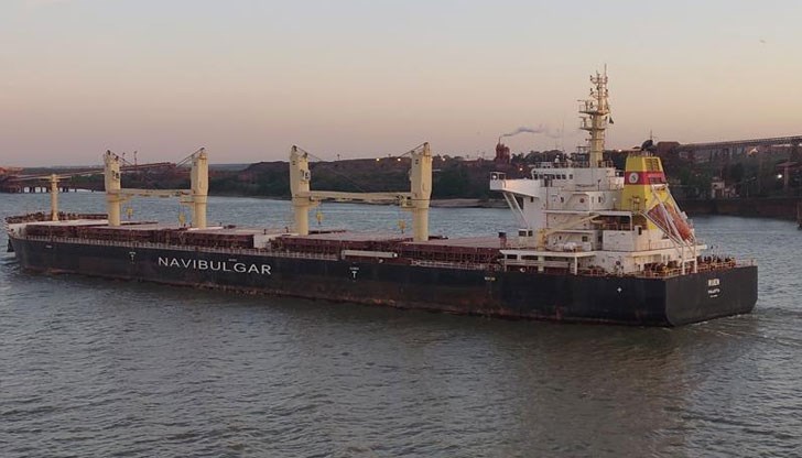 На борда на кораба има 8 български моряци