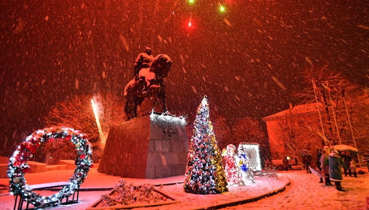 Грейнаха светлините на коледното дръвче в града