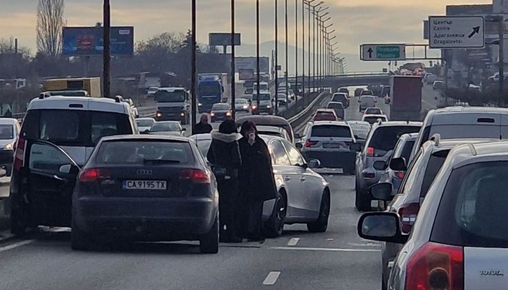 Четири коли са се сблъскали в лява лента в посока квартал "Младост" Четири коли са се сблъскали в лява лента в посока квартал "Младост"