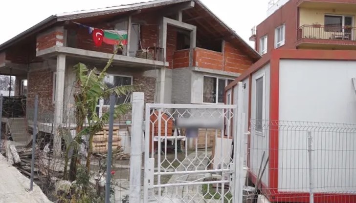 Въпреки празничния ден Дениз и нейното семейство продължават да работят по възстановяването на своя дом след голямото наводнение Въпреки празничния ден Дениз и нейното семейство продължават да работят по възстановяването на своя дом след голямото наводнение