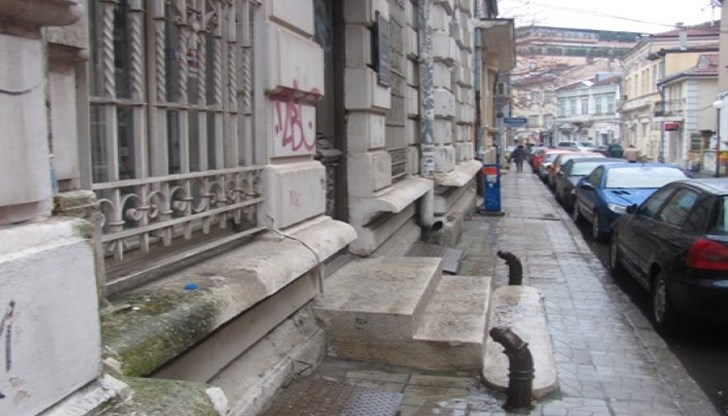 Според градската легенда в сградата някога е имало публичен дом