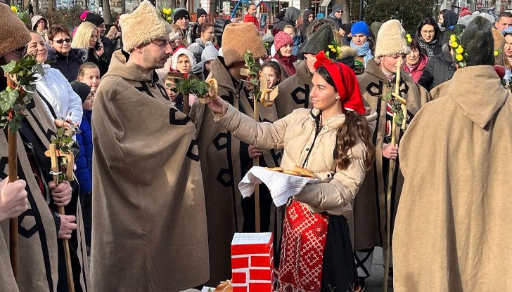 Кметът Пенчо Милков ги посрещна на градския площад