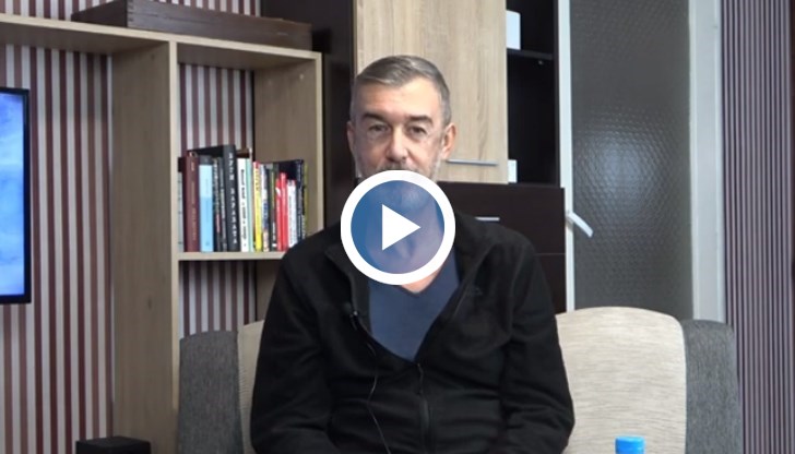 В тази роля влиза Красимир Манджуков* - старши учител по испански език