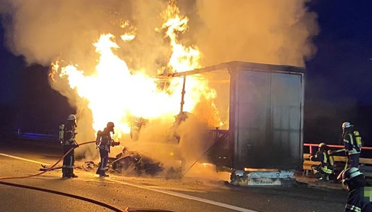 При пожара шофьорът е отбил камиона в аварийната лента /снимката е илюстративна/