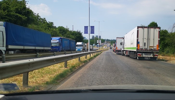 Километричните опашки по сухопътните граници ще останат Километричните опашки по сухопътните граници ще останат