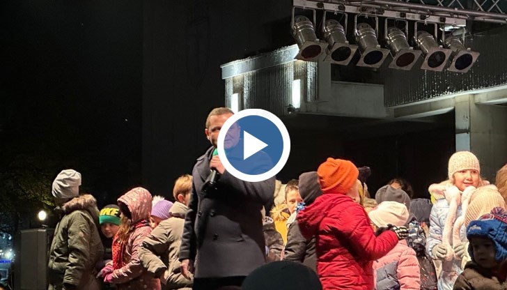 Пенчо Милков поздрави всички с предстоящите празници и покани малките русенчета на сцената