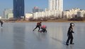 Река Дунав се превърна в ледена пързалка