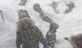Деца от детска градина в Осло се търкалят в снега при минус 14 градуса