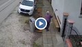 Възрастна жена напада съседи с мотика