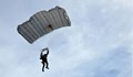 Издирват мъж, скочил с парашут от многоетажна сграда край Москва