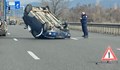 Кола се обърна по таван на околовръстния път в София