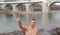 Русенец извади кръста от река Янтра в Бяла