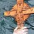 15 мъже "спасяват" кръста в Русе