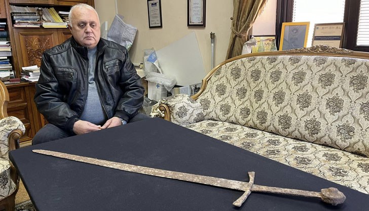 Ценният екземпляр на хладно оръжие е предоставен от директора на училището в Тетово Ценният екземпляр на хладно оръжие е предоставен от директора на училището в Тетово