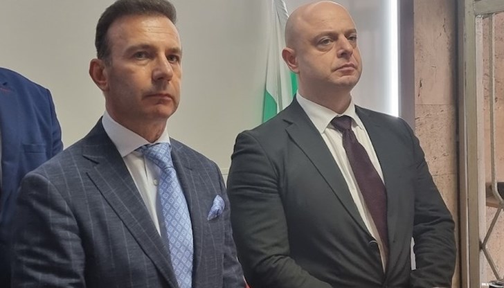 Всеки, който влиза в системата на МВР, трябва да работи с дълг, с морал, с етика, не всичко опира до парите, допълни главният секретар на МВР