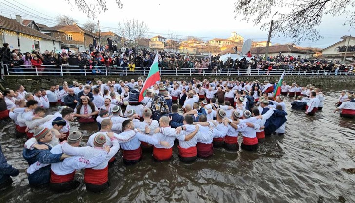 Общо мъжете, които трябва да почерпят за Йордановден, са 66 954, а дамите - 58 440 Общо мъжете, които трябва да почерпят за Йордановден, са 66 954, а дамите - 58 440