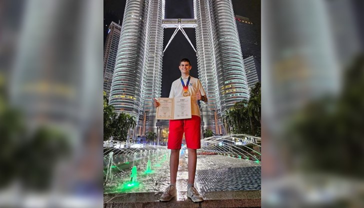 В състезанието участват 300 деца от целия свят, преминали успешно през различни кръгове, за да стигнат до финала В състезанието участват 300 деца от целия свят, преминали успешно през различни кръгове, за да стигнат до финала