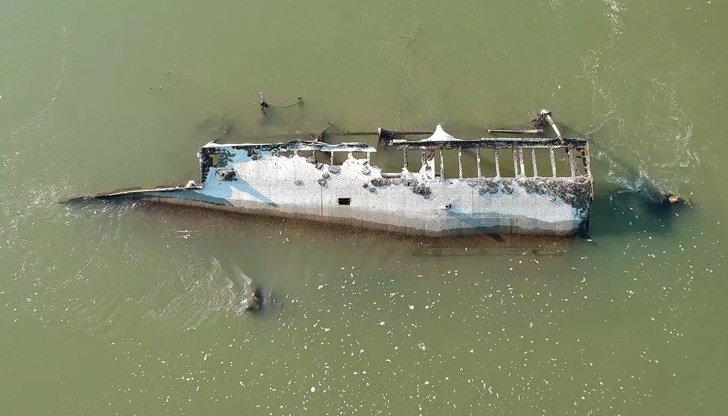 Корабът е тласкал шлеп с 1000 тона изкуствен тор, когато се е ударил в моста