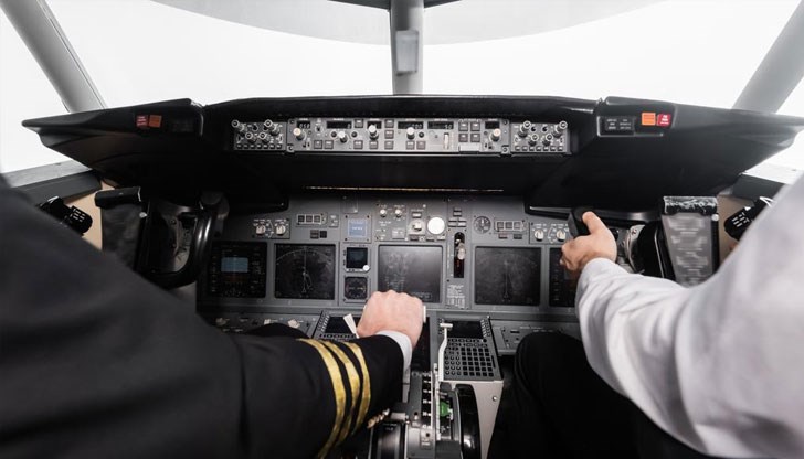 Съгласно настоящите правила, докато един пилот си почива извън пилотската кабина, друг пилот трябва да е там и да се гарантира, че двамата пилоти са дежурни през цялото време