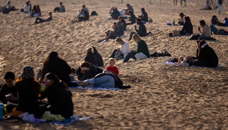 Правят слънчеви бани и плуват в морето посред зима