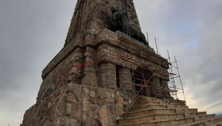 Лъжливото овчарче и Паметника на Шипка