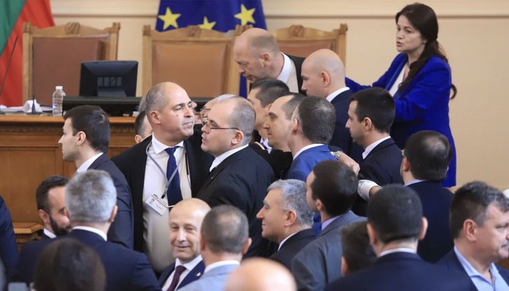 Системата е такава - депутатите не дължат нищо на хората, които са им делегирали правата си. Така се ражда безотговорността, така се убива демокрацията