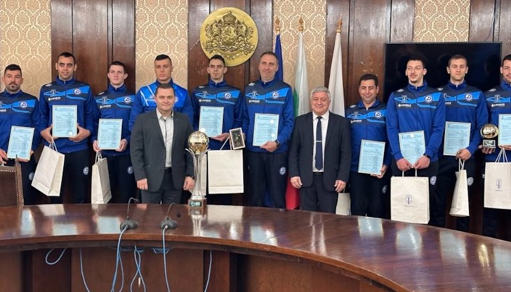 За своя успех отборът получи статуетка „Русе“ и грамоти