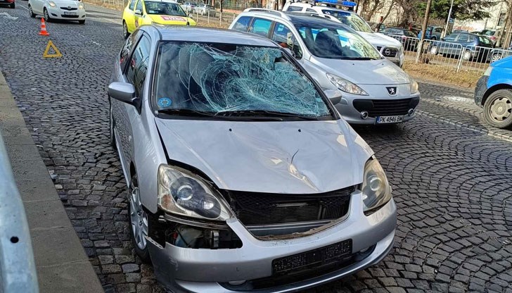 Ударът е бил толкова силен, че е счупено предното стъкло на автомобила