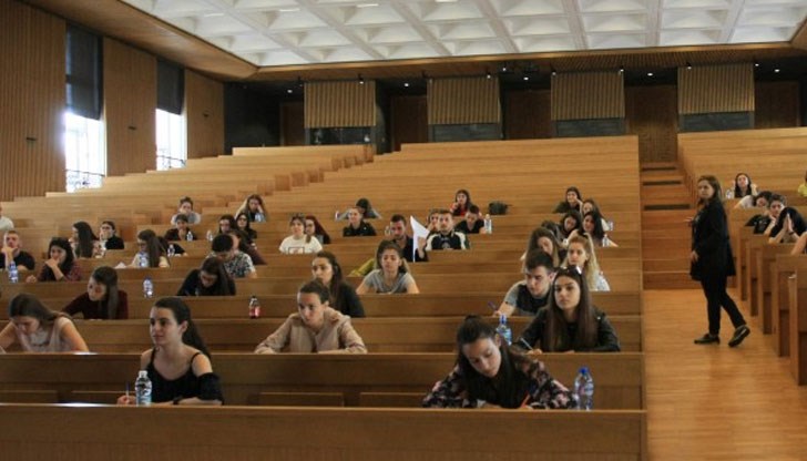 Като балообразуващи ще се вземат оценките по биология и химия от 8-10 клас, както и от кандидат-студентските изпити по тези предмети