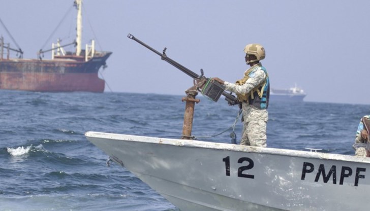 Плаващ под либерийски флаг товарен кораб е взет на абордаж от въоръжени лица
