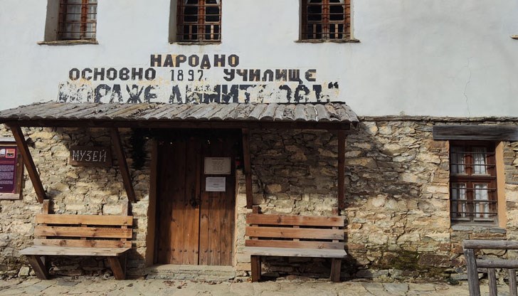 Оклюмала е, обрулена е, овехтяла е, обезлюдена е, милата, но е прекрасна, пише журналистката