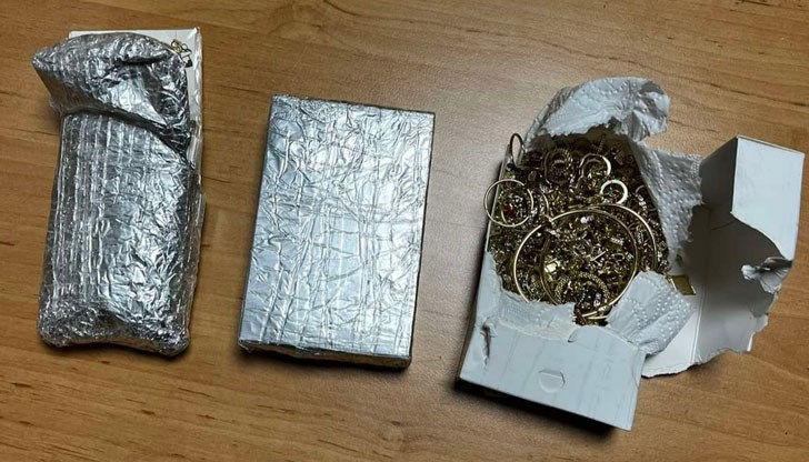 Бижутата са били укрити в яке и чанта на шофьор на товарен автомобил Бижутата са били укрити в яке и чанта на шофьор на товарен автомобил