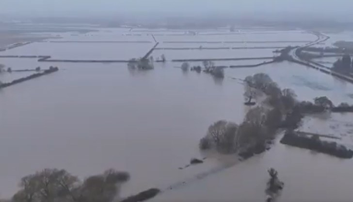 Спасителни екипи евакуират жителите на най-засегнатите населени места Спасителни екипи евакуират жителите на най-засегнатите населени места